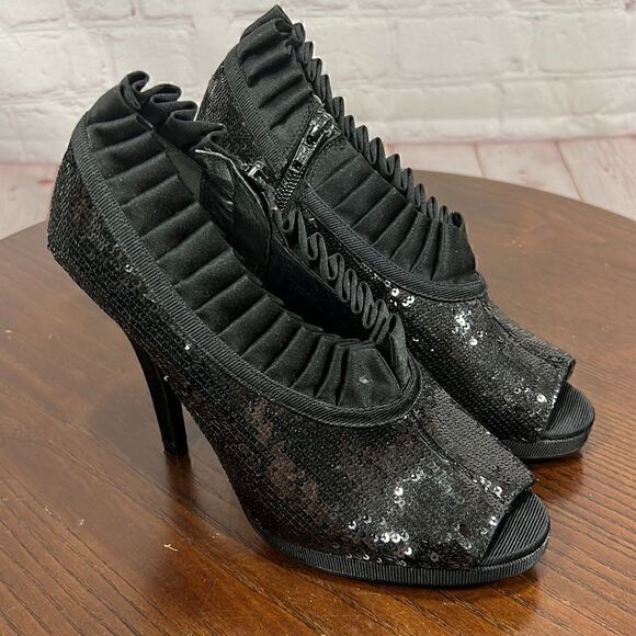 NINA Sequined ruffled ankle bootie Perfect For NyE party!  Size 6 black EUC - Picture 1 of 12